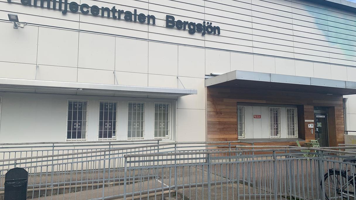 Ett vitt hus med ramp in till ingången.