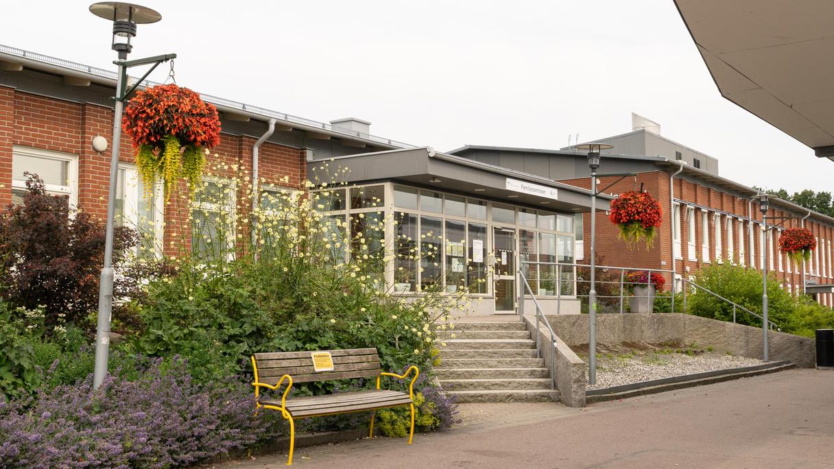 Röd tegelbyggnad med grönska