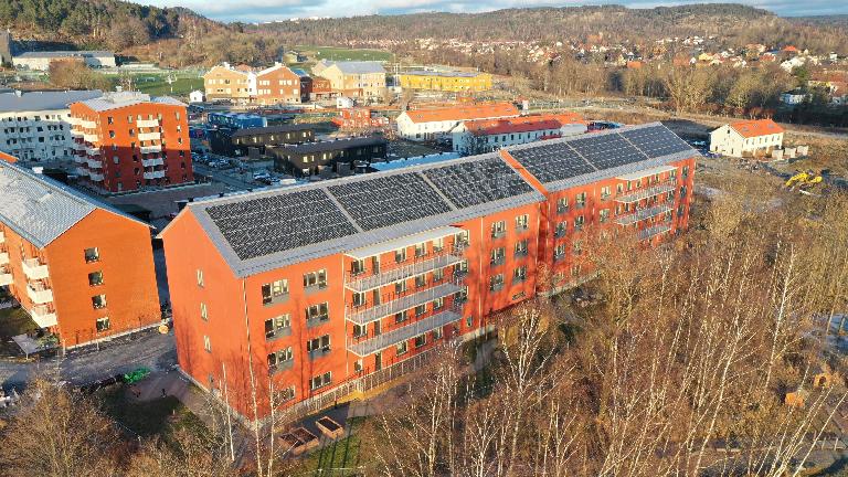 Villa Kviberg vård- och omsorgsboende. Ett orange hus med solceller på taket.