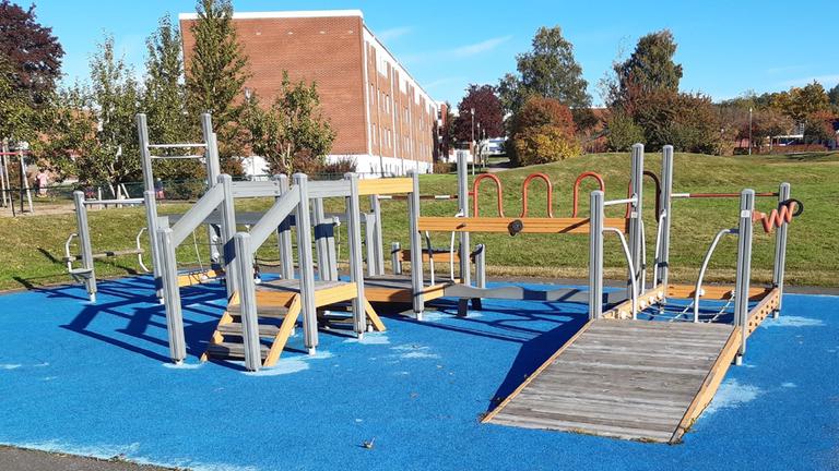 Utegym i form av en hinderbana med gräsmatta runtomkring