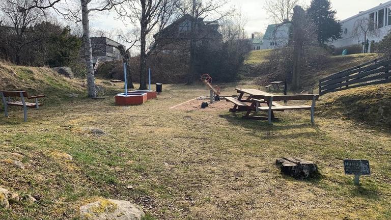 Lekplatsen är gräsmattor med bänkar och kullar. Lekbåt och sandlåda med gungredskap.