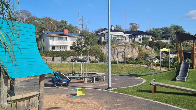 Gångbanor i asfalt, konstgräs och gummiasfalt samt sandlådor som underlag