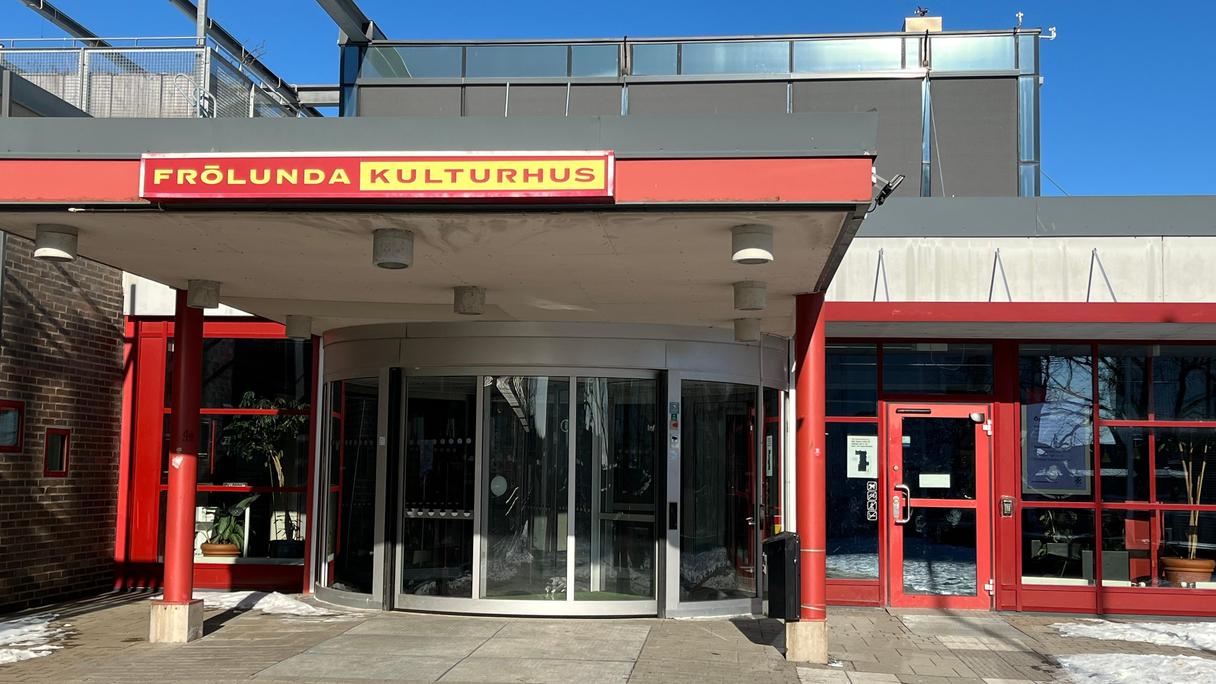 Ingången till Frölunda Kulturhus, där medborgarkontoret i Frölunda ligger.