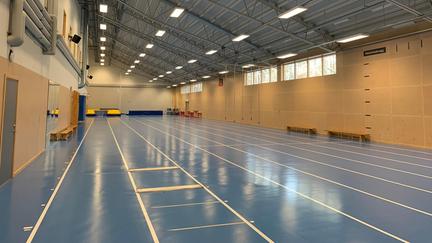 Fasad med namnskylt och huvudentré