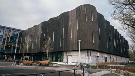 En överblick av Lundbyskolans skolgård med huvudbyggnaden i bakgrunden.