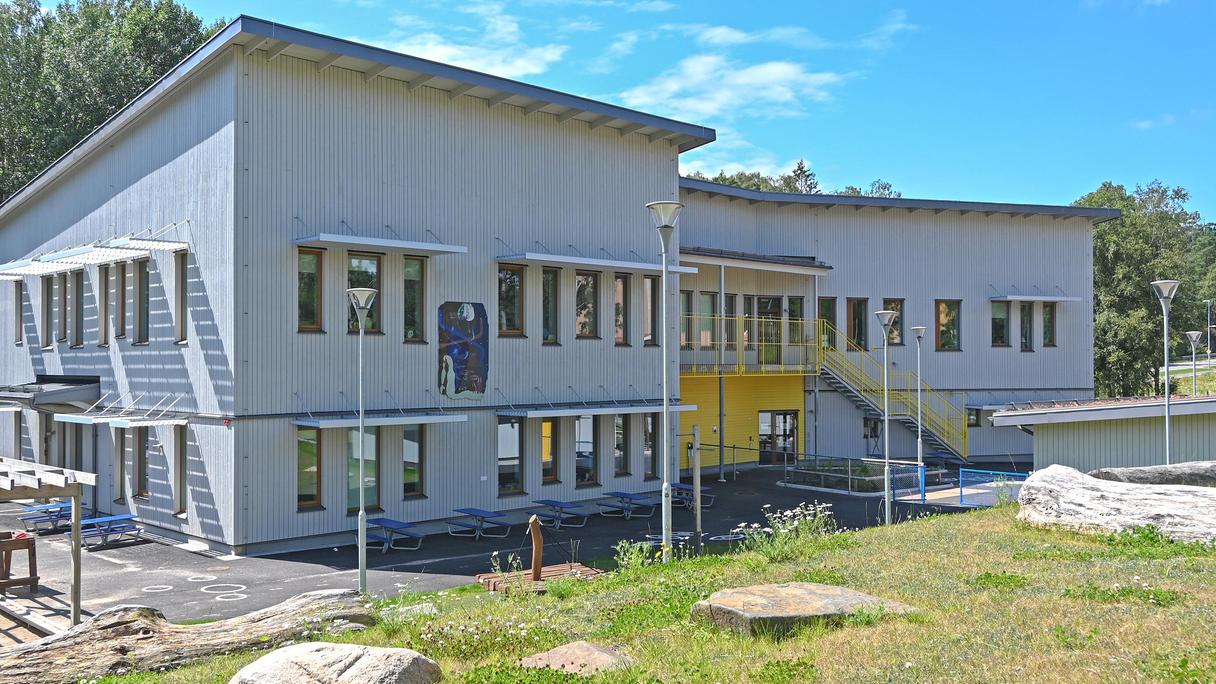 En grå förskolebyggnad i två våningar.