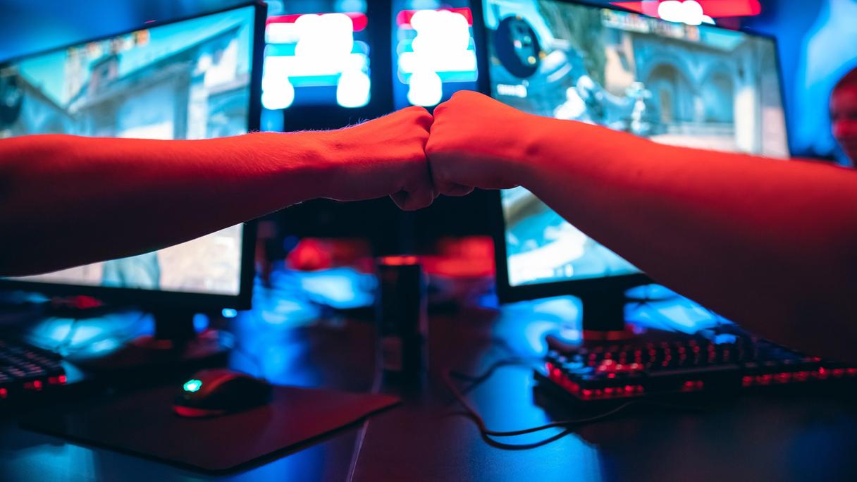 Gaming, två nävar som möts i en "high five".