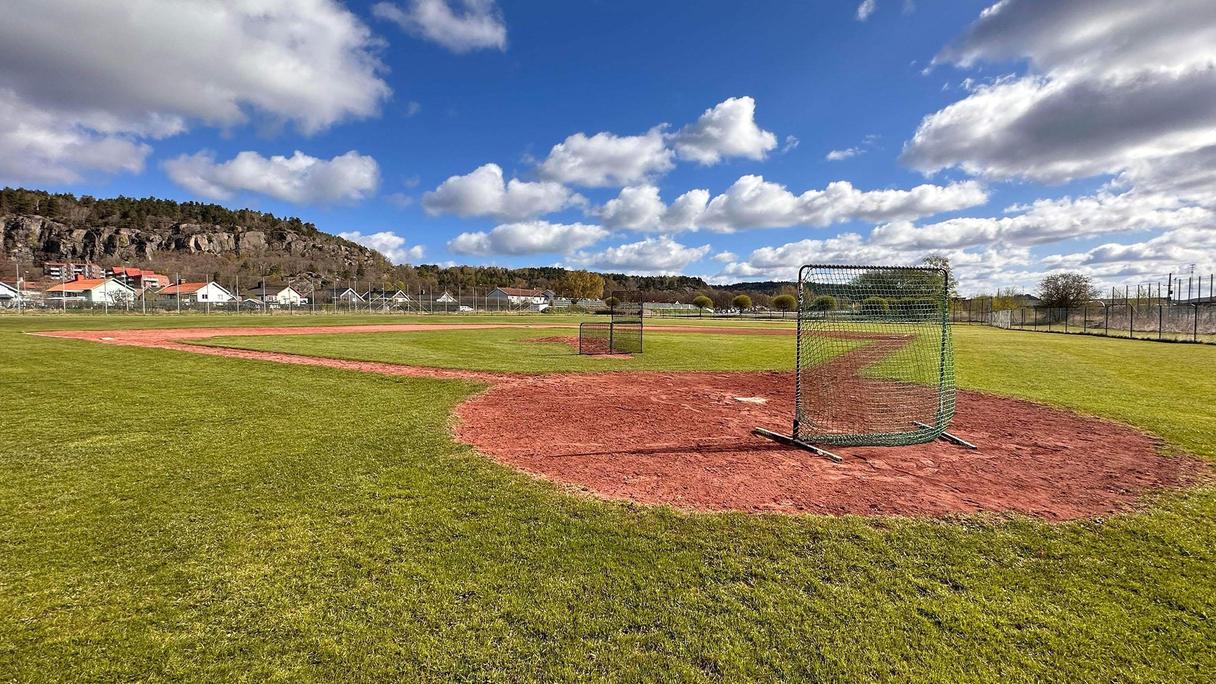 Baseball- och softballplan, blå himmel med lite moln.