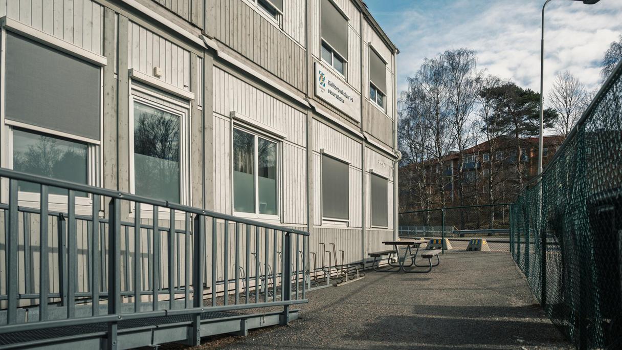 En ramp och en bänk framför Kålltorpsskolan resursskola
