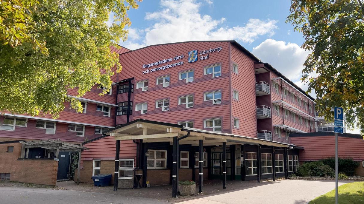 En stor röd tegelbyggnad