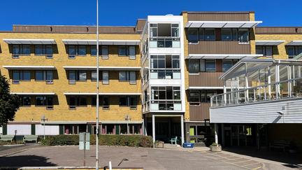 En trevånings gul tegelbyggnad