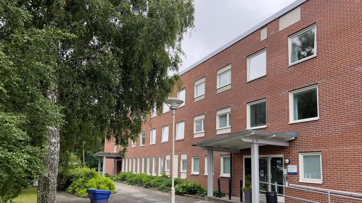 En röd tegelbyggnad