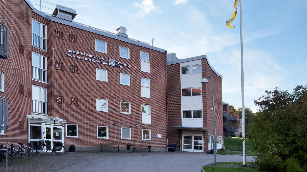 En röd tegelbyggnad