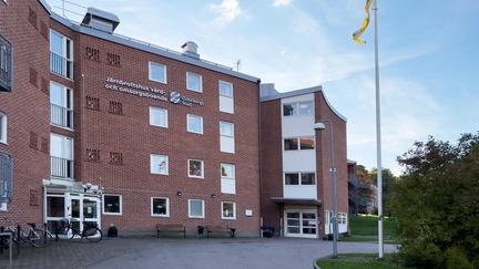 En röd tegelbyggnad