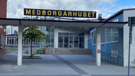 Medborgarhuset i Gamlestadens entré ligger indragen en bit från gatan. 