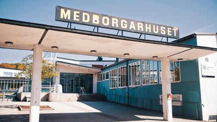 En vil byggnad med trappa upp till glasparti. Skylt Medborgarhus