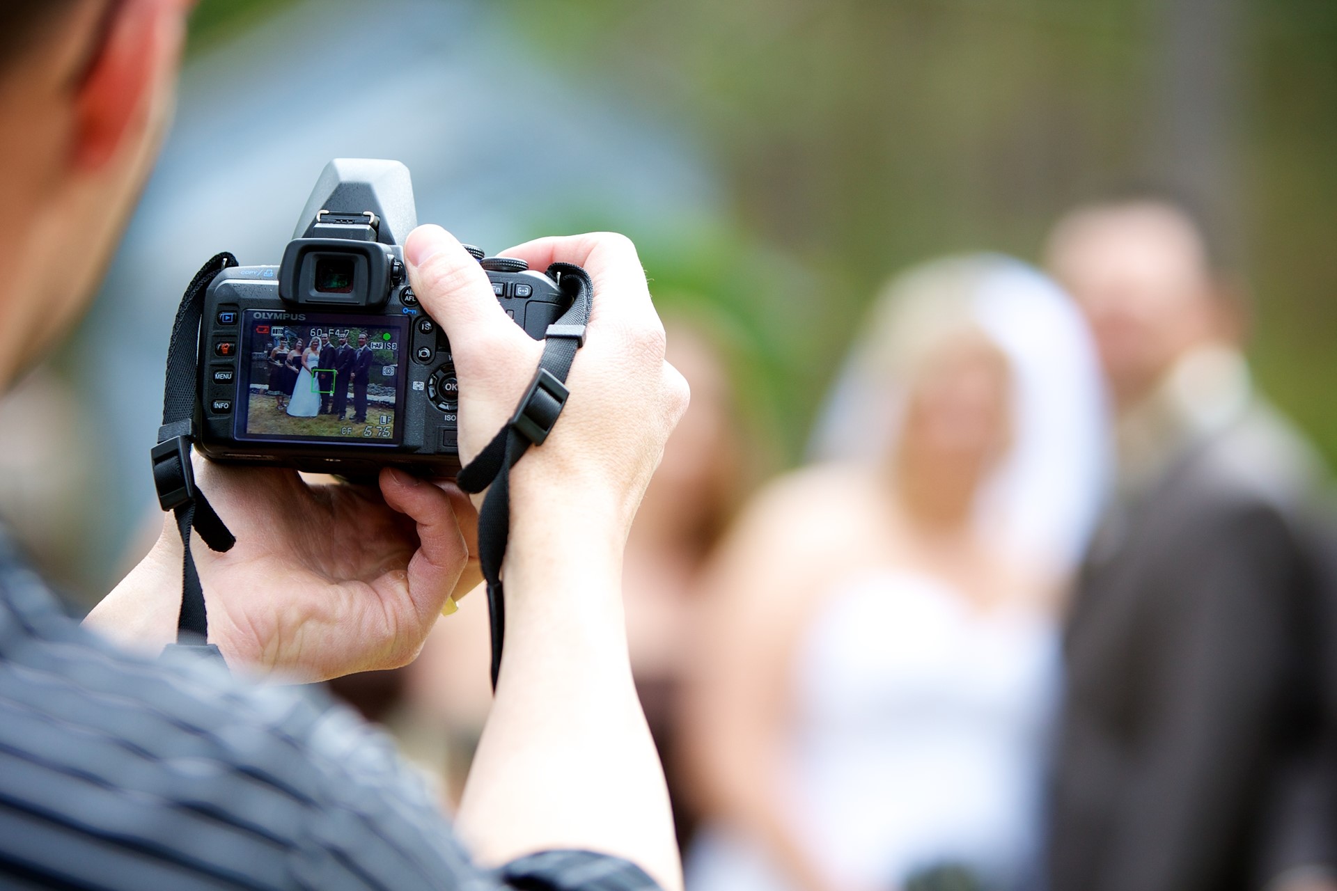 Jak wybrać idealnego fotografa ślubnego? 7 pytań, które warto zadać