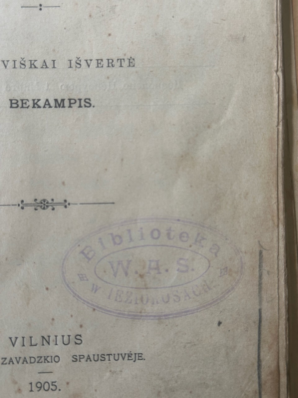 Bibliotekos antspaudas ir inventorinis numeris antraštiniame lape