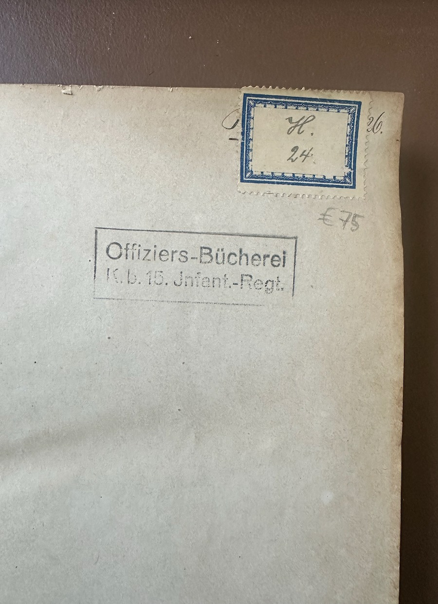 Vidinis užpakalinio viršelio puslapis: Offiziers-Bücherei antspaudas ir inventorinis ženklas