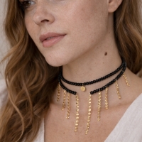 Elastyczny choker z onyksów, z wiszącymi łańcuszkami (C25/MEM/10AU)