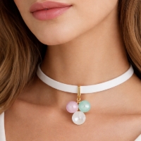 Skórzany, biały choker z z zawieszką zdobioną trzema kryształami o średnicy 14mm i 16 mm (C25/JES/211AU)