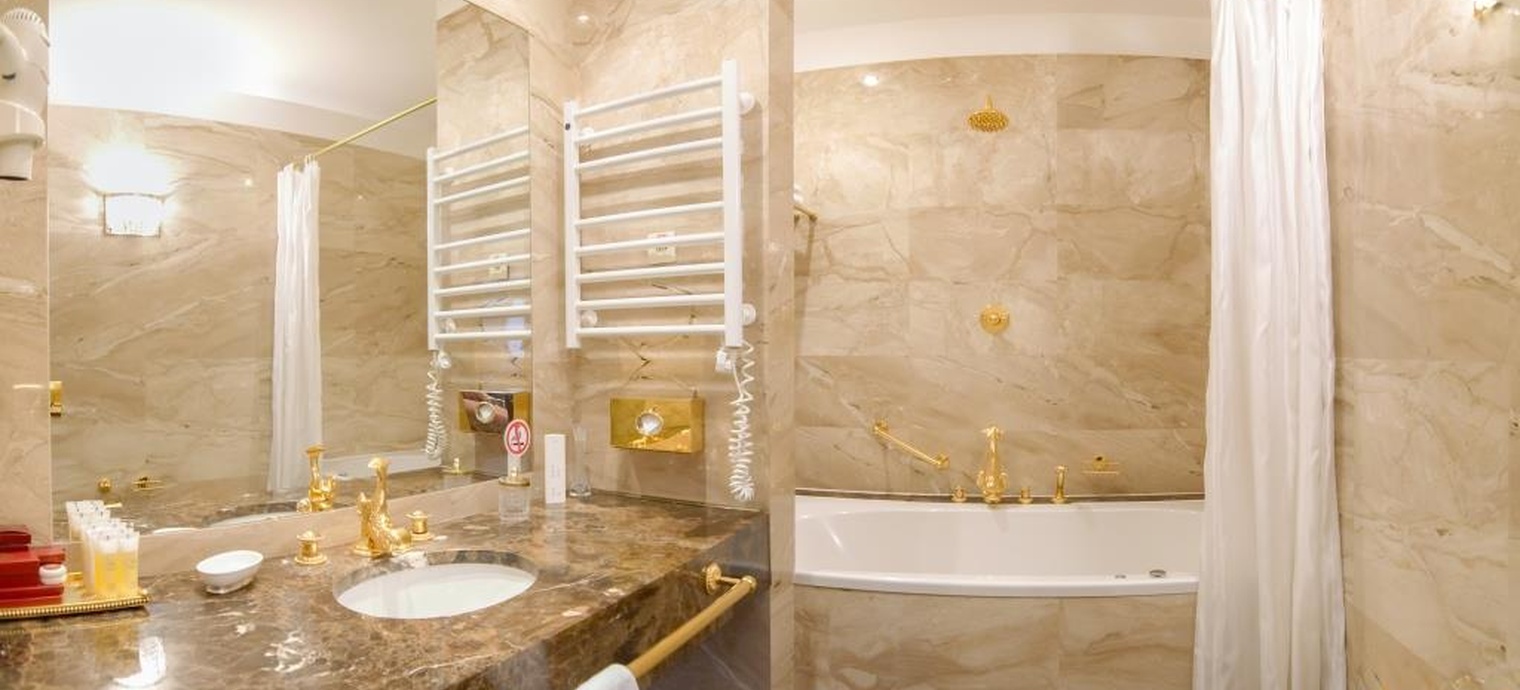 
                Royal Suite. 8