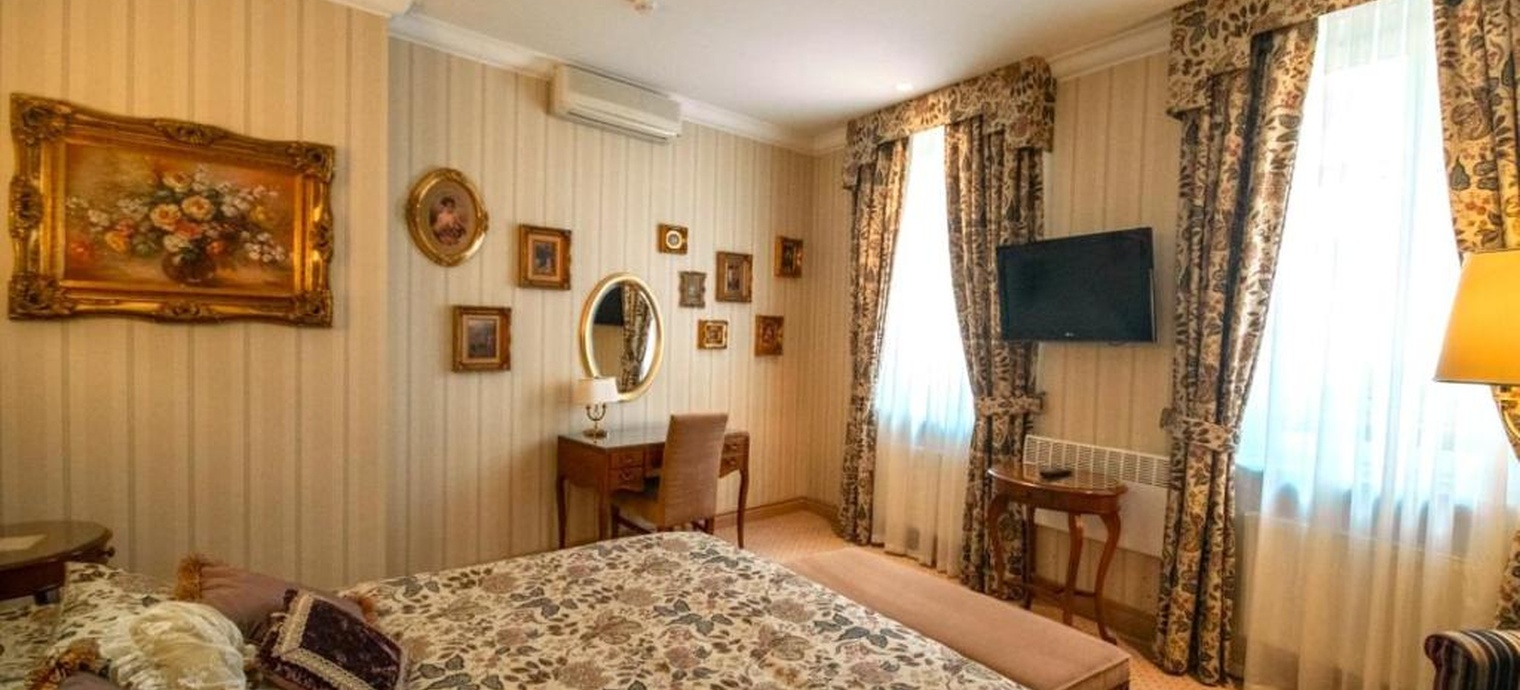 
                Royal Suite. 17