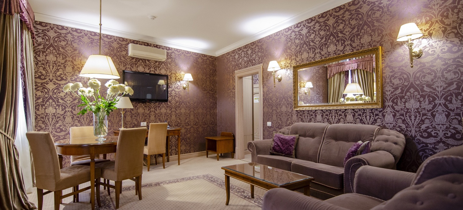
                Royal Suite. 20