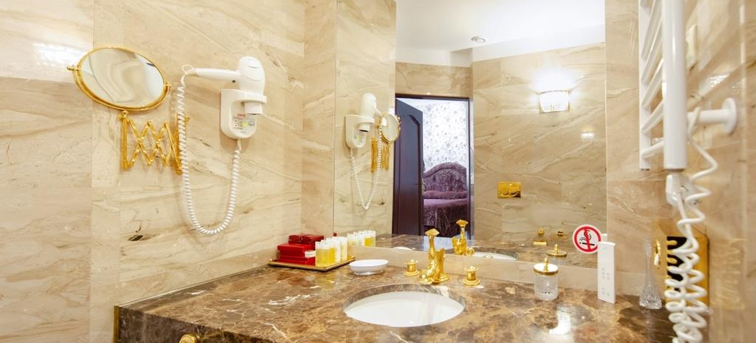 
                Royal Suite. 9