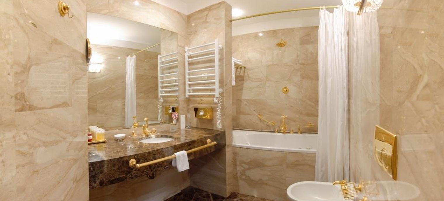 
                Royal Suite. 7