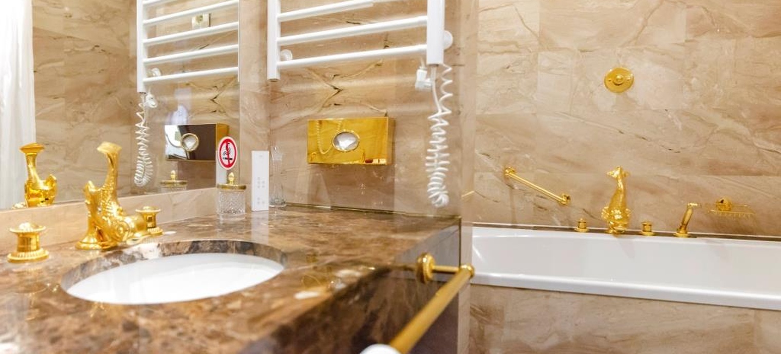 
                Royal Suite. 6