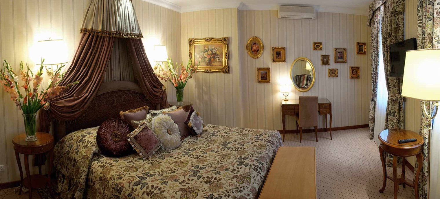 
                Royal Suite. 19