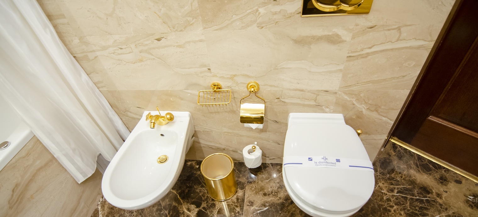 
                Royal Suite. 13