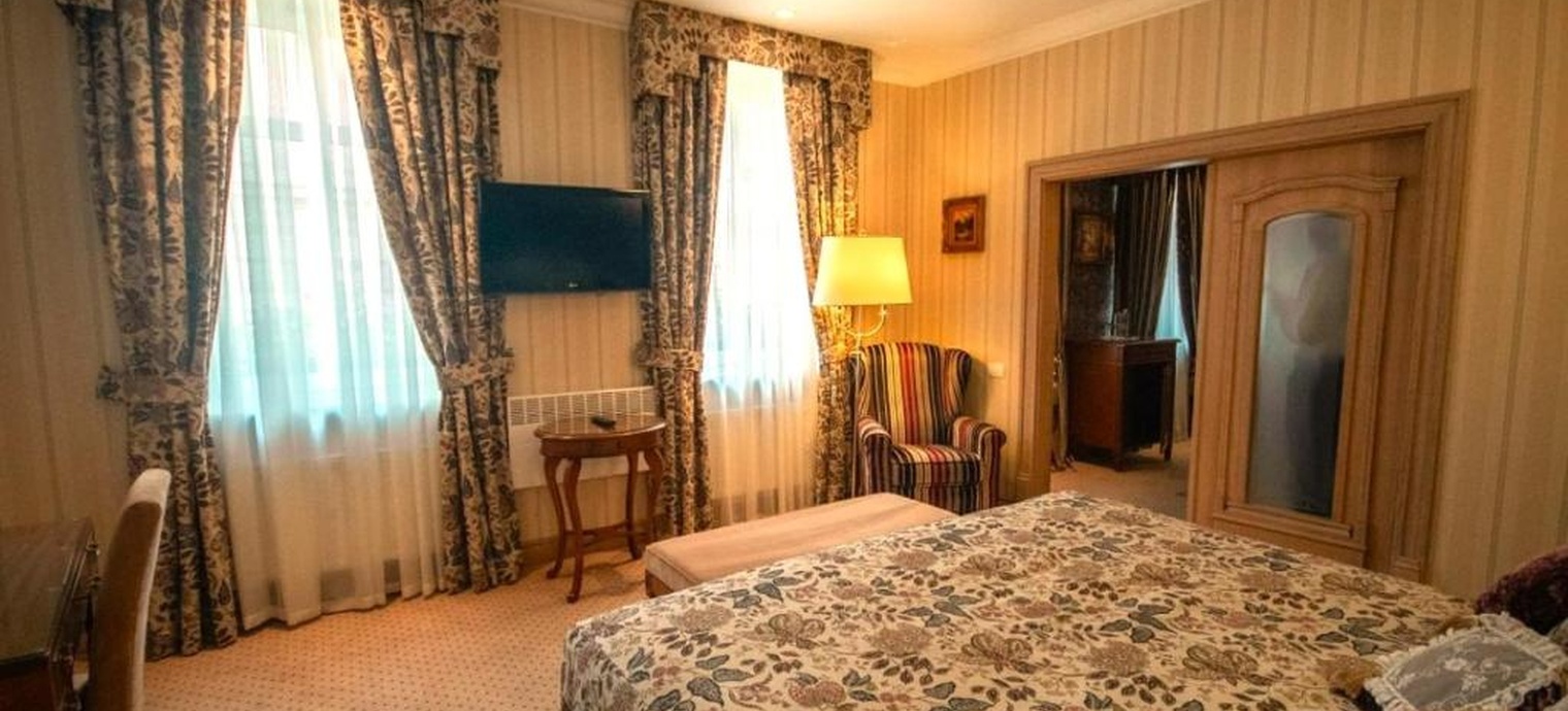 
                Royal Suite. 18
