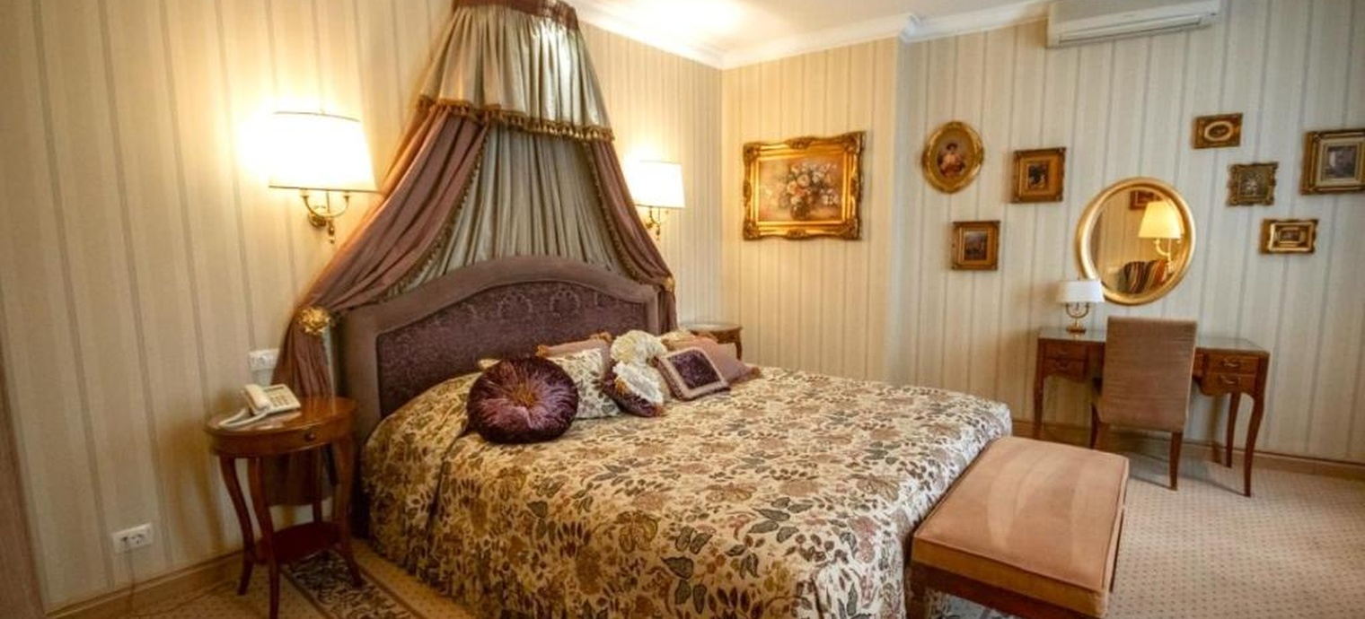
                Royal Suite. 16
