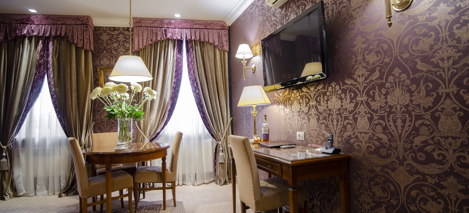 
                Royal Suite. 21