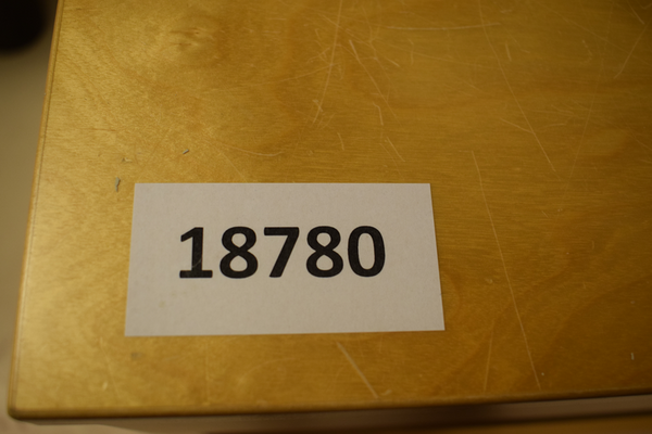 18780 Jalusiskåp