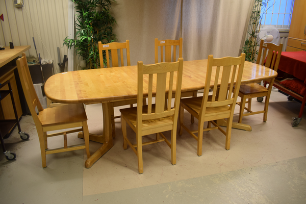 19043 Stolar och bord