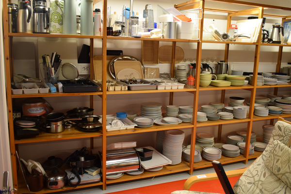 Porslin, tallrikar, glas, vaser, krukor, med mera