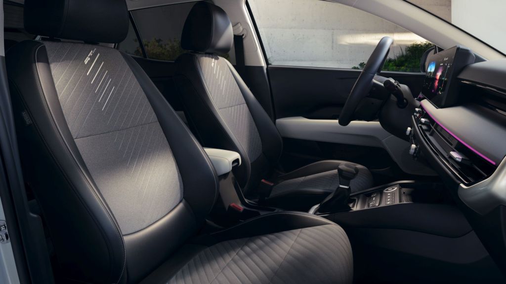 Tekstiilist kunstnahaga kombineeritud istmekatted GT-Line