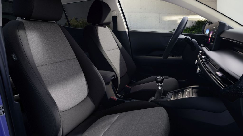 Tekstiilist istmekatted, must