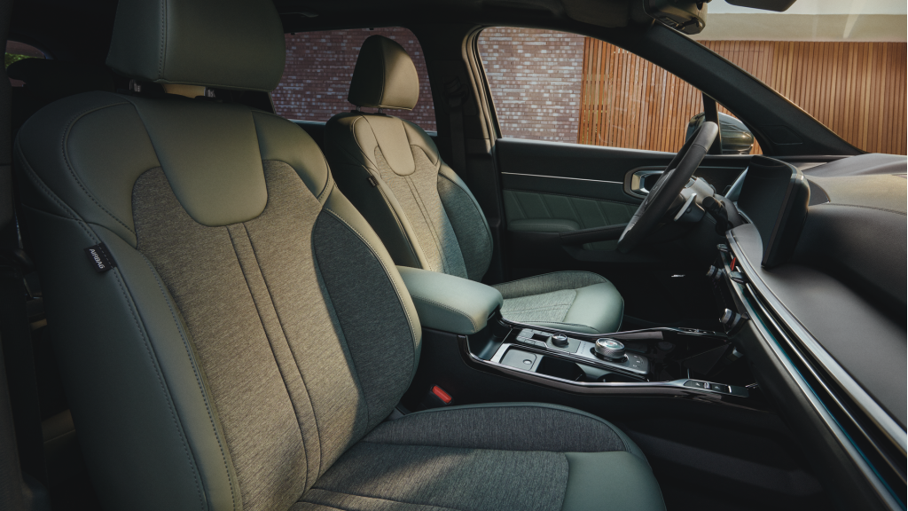 Tekstiilist kunstnahaga kombineeritud istmekatted Sage green