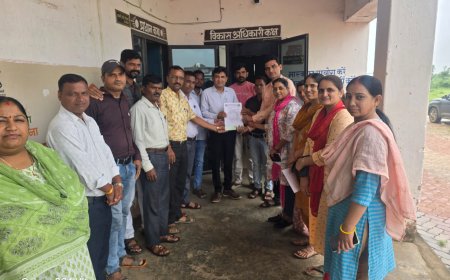 "पंचायतीराज मंत्रालयिक कर्मचारी संगठन ने विभिन्न मांगों को लेकर विकास अधिकारी को सौंपा ज्ञापन"