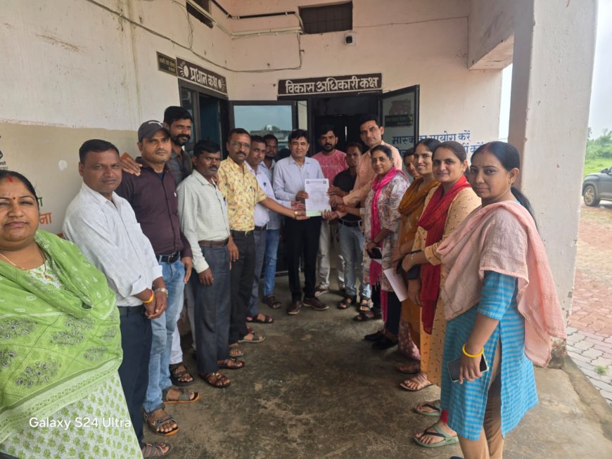 "पंचायतीराज मंत्रालयिक कर्मचारी संगठन ने विभिन्न मांगों को लेकर विकास अधिकारी को सौंपा ज्ञापन"