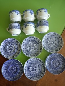 Puodukai su lėkštutėmis