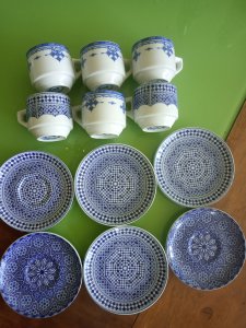 Puodukai su lėkštutėmis