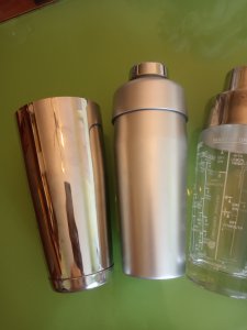 Kokteiliams daryti ir 2 gertuvės