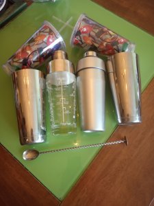 Kokteiliams daryti ir 2 gertuvės