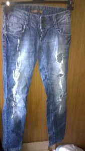 Stilingi plėšyti dzinsai