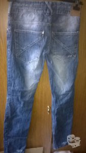 Stilingi plėšyti dzinsai